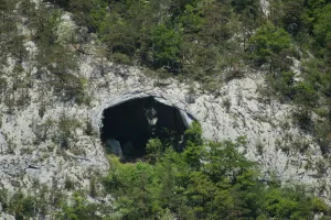 Grotte (Foto: Peter Eichenberger)