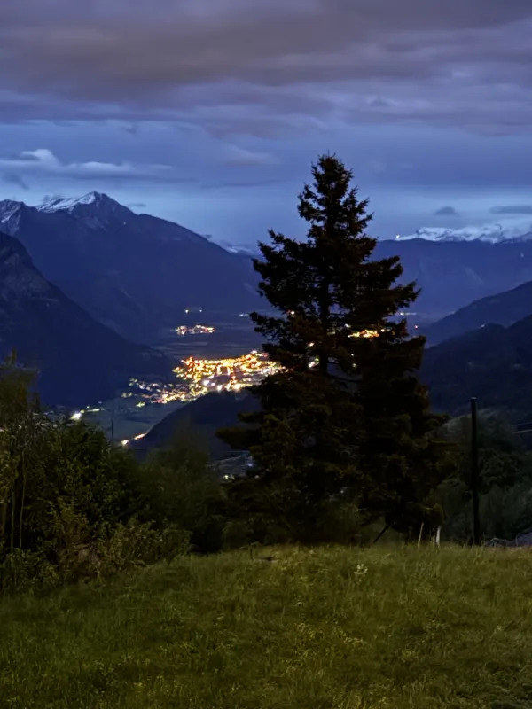 Blick ins Tal in der Nacht (Foto: Peter Eichenberger) Blick ins Tal in der Nacht (Foto: Peter Eichenberger)