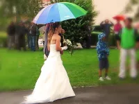 Braut mit Regenschirm (Foto: Kirchenweb Bilder)